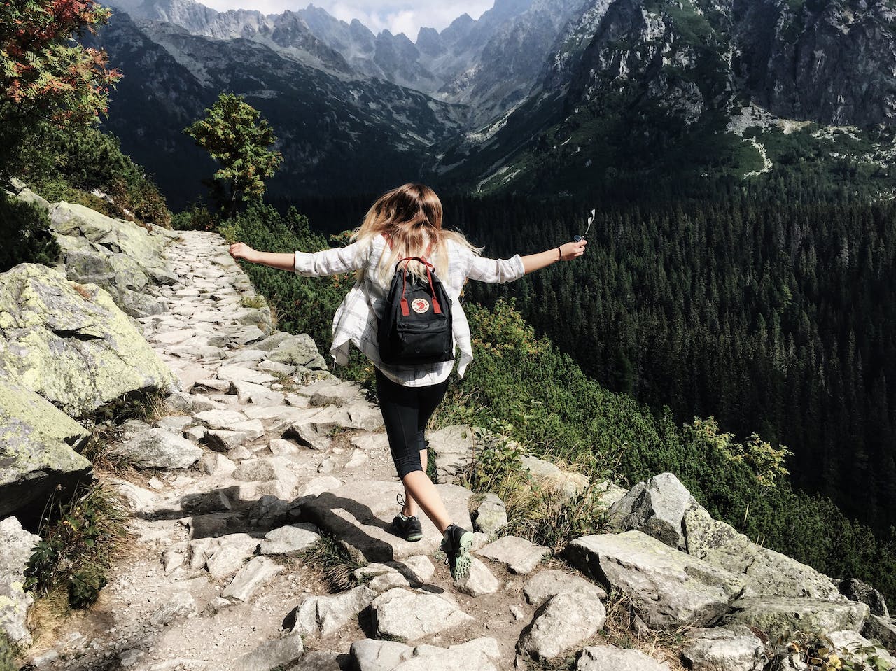 Vrouw op reis in de bergen