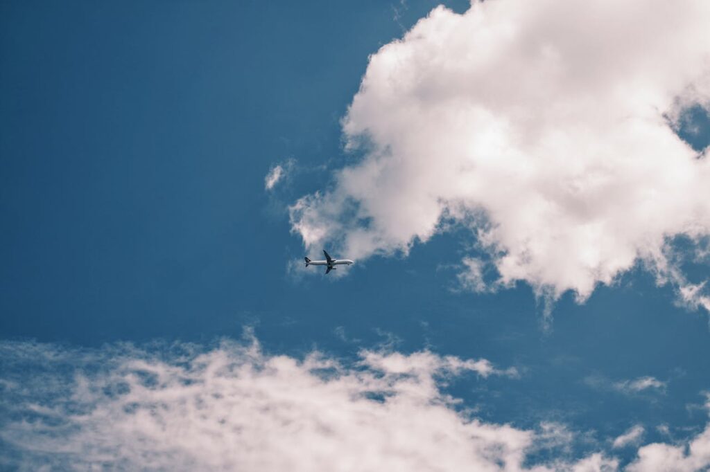 Vliegtuig in de lucht met wolken